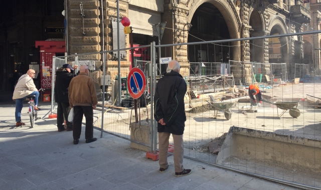 Atm pensa agli umarell e crea una guida ai cantieri aperti d’estate
