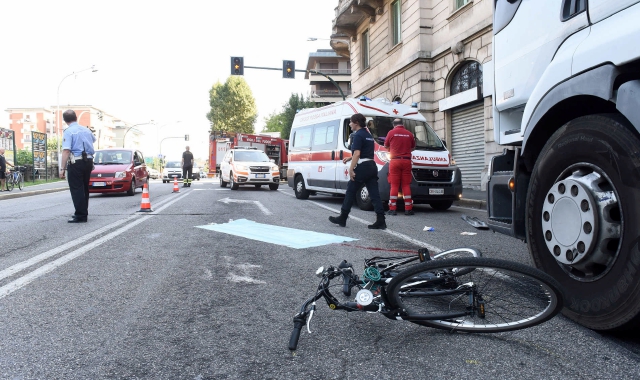 Tre giorni fa in via Magenta un anziano ciclista è morto dopo essere stato investito: ora un pedone travolto da un’auto in viale Borri (Blitz)