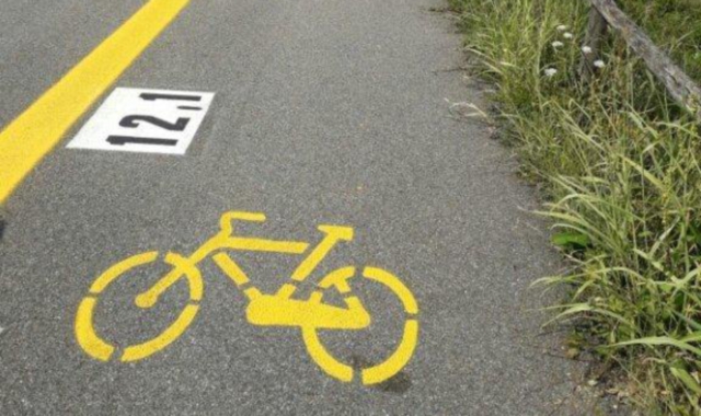 La nuova segnaletica orizzontale realizzata sulla pista ciclabile Turbigo-Panperduto