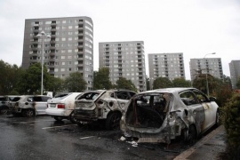 Svezia, gang mascherate danno fuoco a decine di auto in varie città