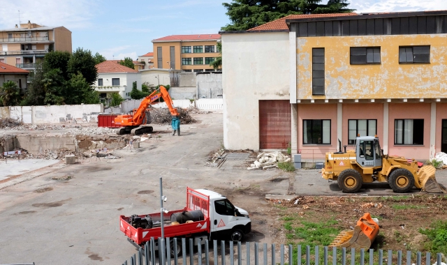 Settimane di grandi demolizioni nell’ampia area privata fra le vie Ugo Foscolo, Guerrazzi e Concordia (foto Blitz)