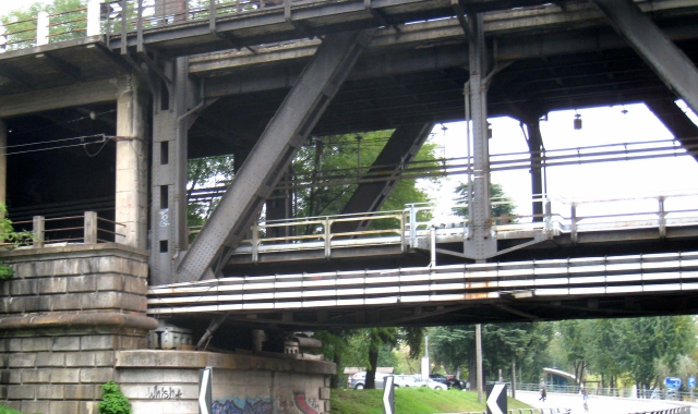 Il ponte di ferro che sovrasta il fiume Ticino  (Foto Blitz)