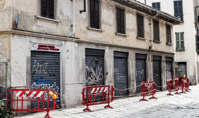 Edifici pericolanti lungo via Matteotti (foto Blitz)