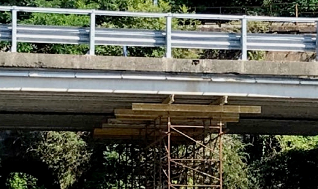 Il ponteggio sotto il ponte della Statale a Colmegna
