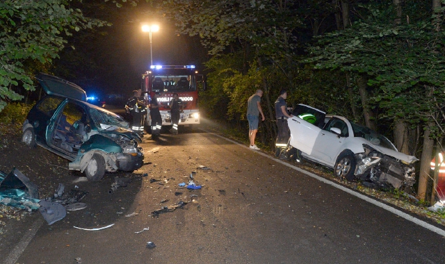 Il luogo dell’incidente con le due auto semidistrutte