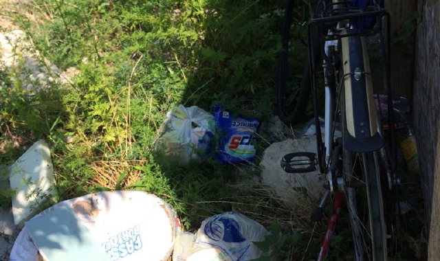 Rifiuti abbandonati nell’area di via Bezzecca