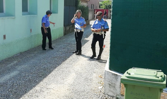 La Polizia locale nella stradina dove è stato investito il pensionato (Foto Blitz)