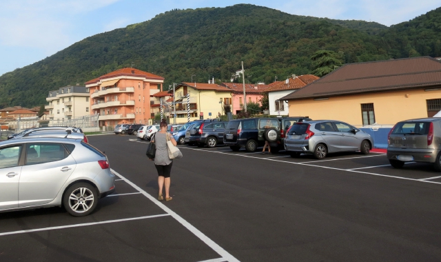 Il nuovo parcheggio realizzato sopra la ferrovia dell’Arcisate-Stabio (Foto Blitz)