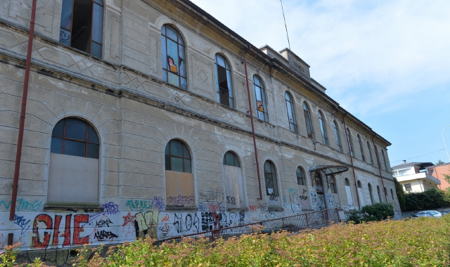 La facciata delle ex scuole Gerolamo Cardano (Blitz)