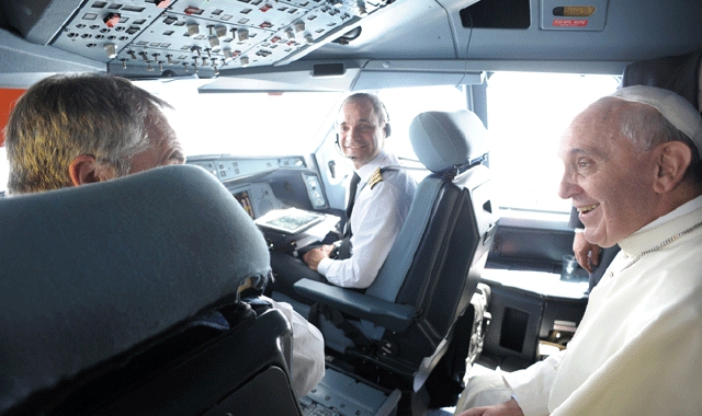 Papa Francesco in cabina di pilotaggio (Archivio)