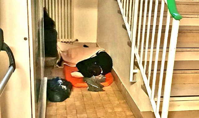 Un clochard dorme in un sottoscala dell’ospedale di Gallarate