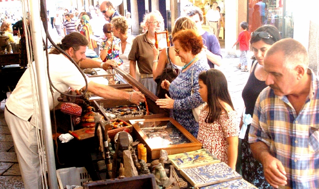 Sarà riproposto in versione potenziata il Mercato bosino d’antiquariato (foto Archivio)