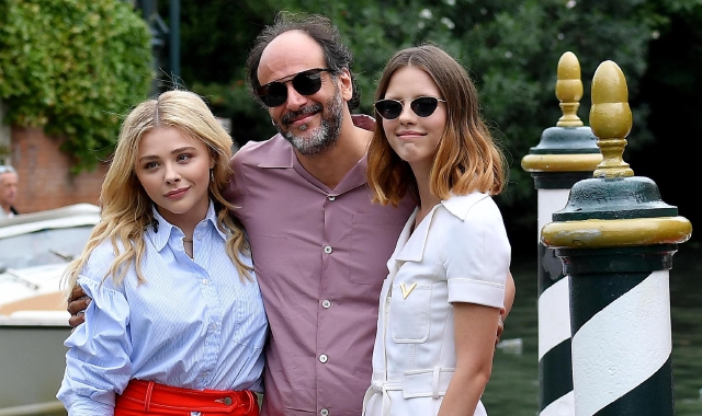 L’arrivo al Lido di Chloe Grace Moretz con Luca Guadagnino e Mia Goth (Ansa)
