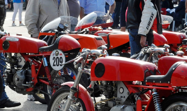 Moto storiche di grande fascino ieri nella fabbrica di Mv Agusta per il 24° raduno Aermacchi (Foto Blitz)