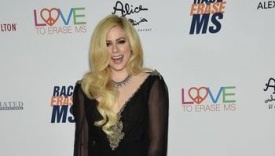 Avril Lavigne torna dopo la malattia: mi ero abituata alla morte