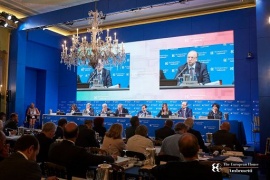 Oggi al via Forum Ambrosetti, Salvini torna da