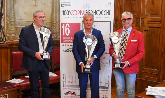 La presentazione della centesima Coppa Bernocchi: da sinistra il presidente dell’Us Legnanese Mauro Mezzanzanica, il vicesindaco Maurizio Cozzi e l’assessore allo Sport Franco Colombo (Pubblifoto)