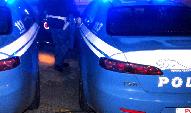 Polizia nel piazzale dopo che scambista e guardone sono venuti alle mani (foto Blitz)