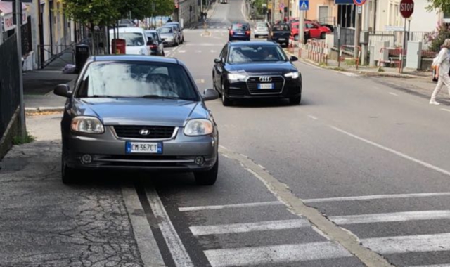 Via Brennero, marciapiedi ai limiti dell’impraticabilità