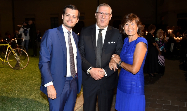 Mauro Mezzanzanica fra l’editore di Prealpina, Daniela Bramati, e il figlio Matteo Ferrario (Pubblifoto)
