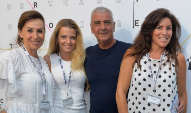 Evaristo Beccalossi con le ragazze dello stand della Prealpina (Blitz)