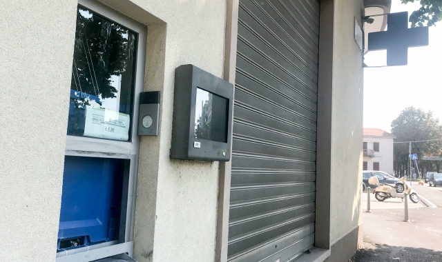 Giovedì notte il ladro è entrato in azione alla farmacia Tre Ponti, scardinando lo sportello passa-farmaci utilizzato per servire i clienti durante i turni notturni (foto Blitz)