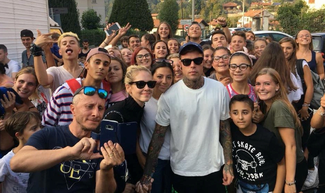 Chiara e Fedez “villeggianti” con telecamera accesa tra Cunardo e Ferrera