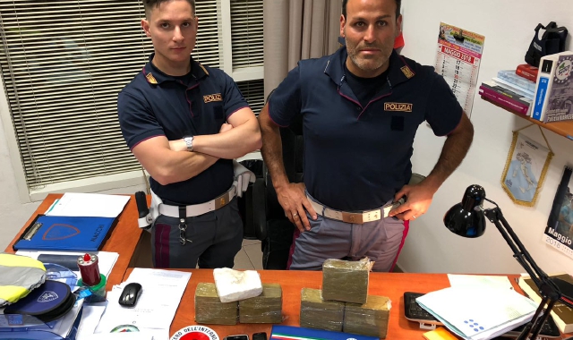La polizia stradale con la droga sequestrata all’anziano