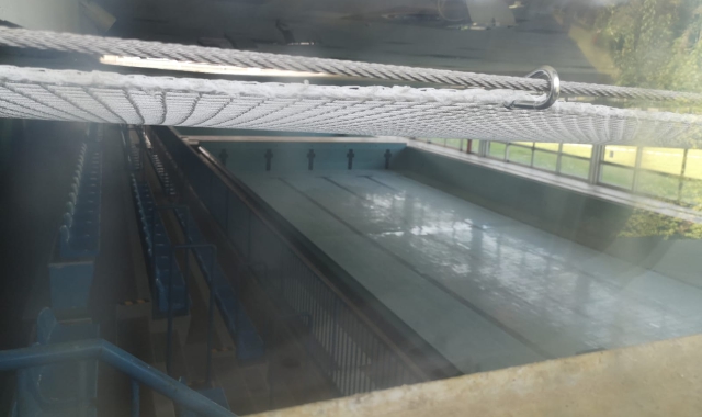La rete sulla vasca della piscina della Moriggia