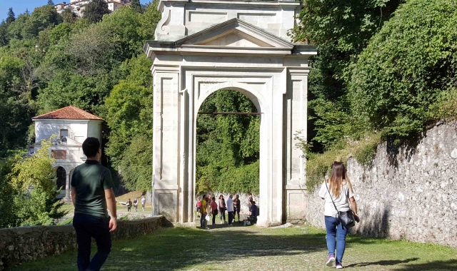 «Sfregio alla Via Crucis»