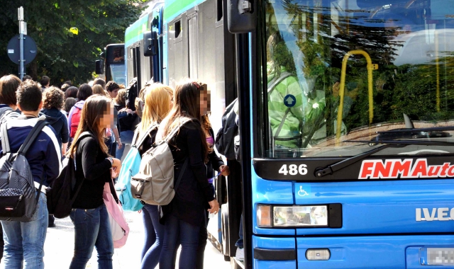 Gli autobus della Fnm Autoservizi attendono i ragazzi davanti a scuola (foto Blitz)