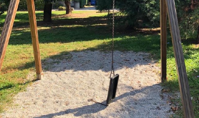 Altalena e panchine divelte: parco di via Brunico vittima del degrado