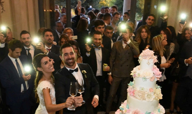 Roberto Valbuzzi ed Eleonora Laurito brindano da sposi