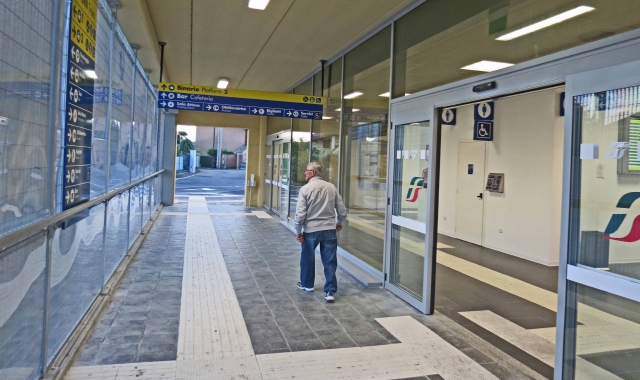 Alla stazione ferroviaria il bar ha chiuso per sempre. Al suo posto la polizia locale (Blitz)