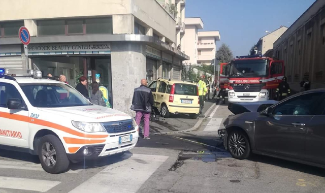 Le auto coinvolte nell’incidente e i soccorritori: la Panda gialla è finita nella vetrina del negozio di estetista 