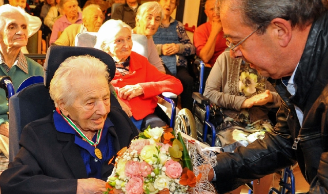 Ginetta Ciceri, originaria di Tradate,  festeggiata a Vedano per il traguardo dei 109 anni (foto Blitz)