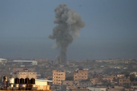 Razzi da Gaza, Israele risponde con raid e chiude valichi: un morto