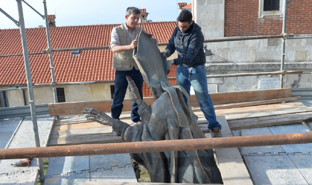 Le fasi conclusive del restauro conservativo al monumento realizzato dall’artista di Gemonio Floriano Bodini (Blitz)