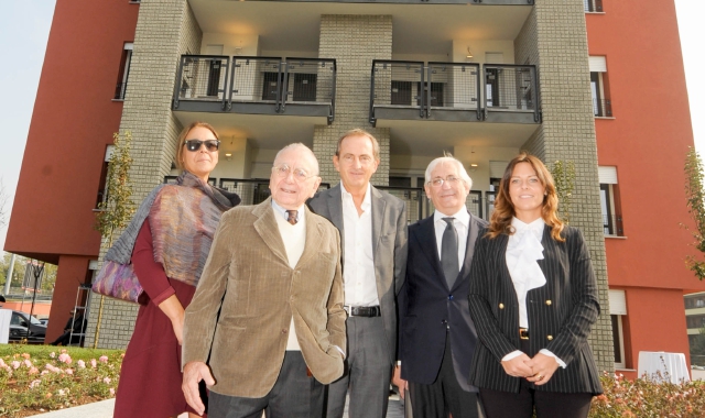 Il palazzo dei Cinque Ponti è finalmente finito. Nella foto, da sinistra, Miriam Arabini, Claudio Dini, Emanuele Antonelli, Renato Martignoni e Isabella Tovaglieri (foto Blitz)