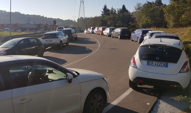 Le auto sono parcheggiate anche ai lati della strada