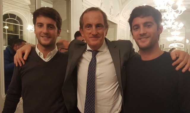 Emanuele Antonelli festeggia l’elezione coi due figli