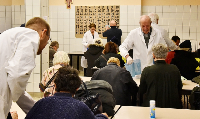 Ieri alla Casa della Carità si è celebrata la seconda giornata mondiale dei poveri. Anche monsignor Giovanni Giudici ha pranzato con i meno fortunati (foto Blitz)