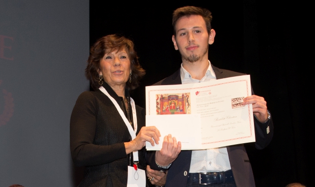 L’editore della Prealpina, Daniela Bramati con uno studente premiato (Pubblifoto)