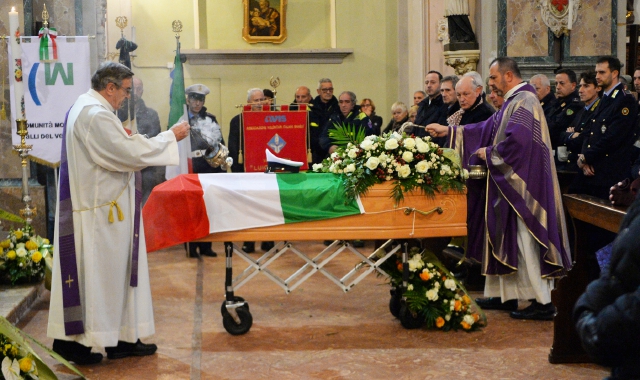 I funerali nella chiesa di San Giorgio (Blitz)