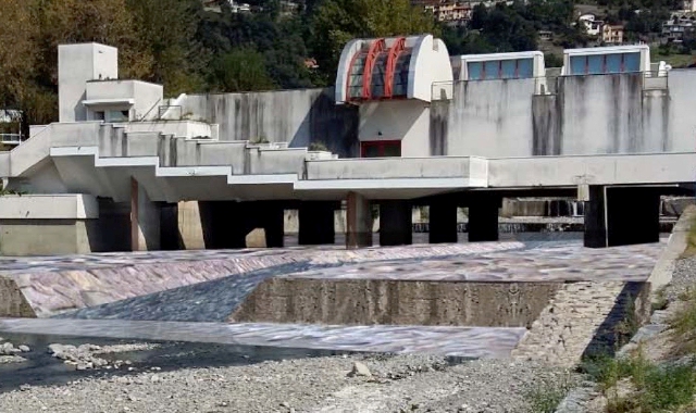Un tratto del corso imbrigliato del Giona