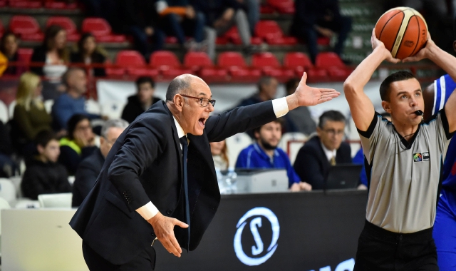 Attilio Caja e Varese sfidano la Brindisi di Frank Vitucci