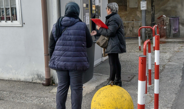 Venditori abusivi nel parcheggio