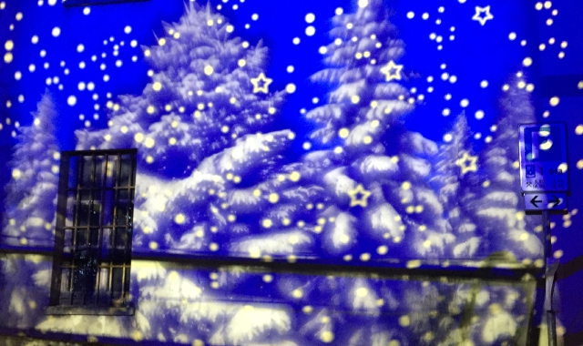 Uno scorcio delle trentamila luci che fanno illuminare piazza San Lorenzo cuore degli eventi di Olgiate Olona il cui calendario inizia sabato 8 dicembre