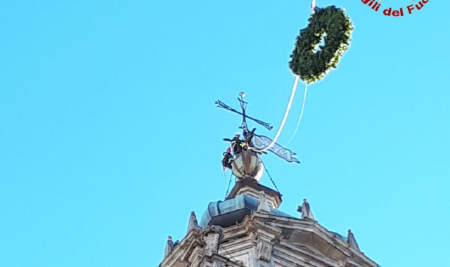 L corona posta dai vigili del fuoco in cima al Bernascone