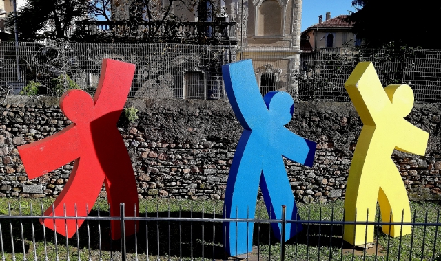 Tre sagome danzanti all’Orto d’arte di Varese